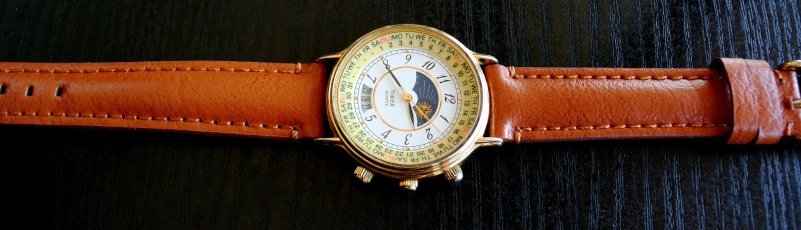 VINTAGE TIMEX SPORT CALENDAR DATE MOON PHASE QUARTZ MEN’S GOLDEN LEATHER WATCH
