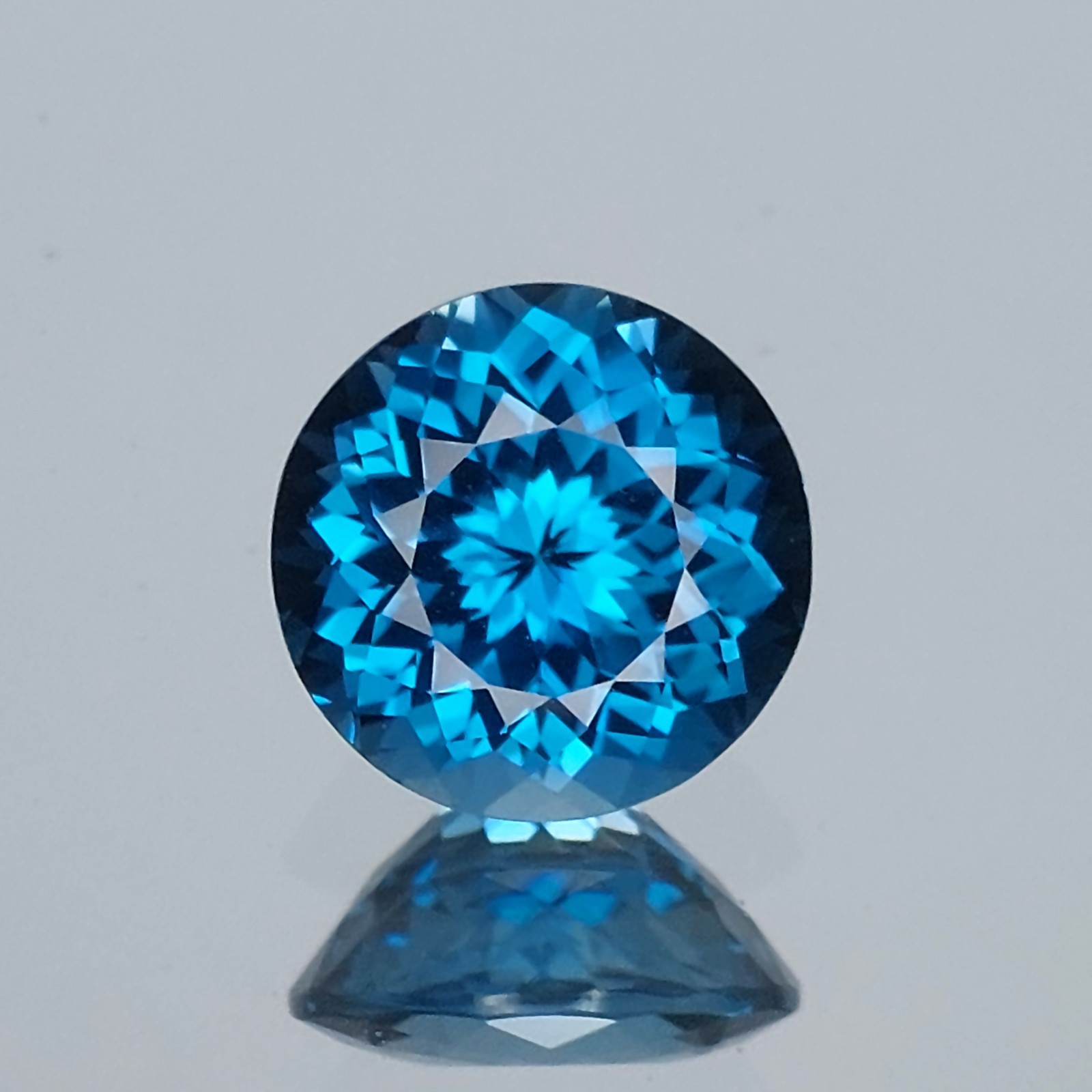 4.76Cts AWESOME ROUND SHAPE NATURAL LONDON BLUE TOPAZ LOOSE GEMSTONE