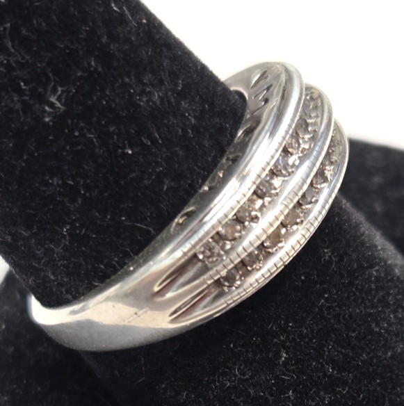 Elegant Sterling Silver 925 Signed Sun Real Diamond “MOM” Band Ring Size 9 1/8