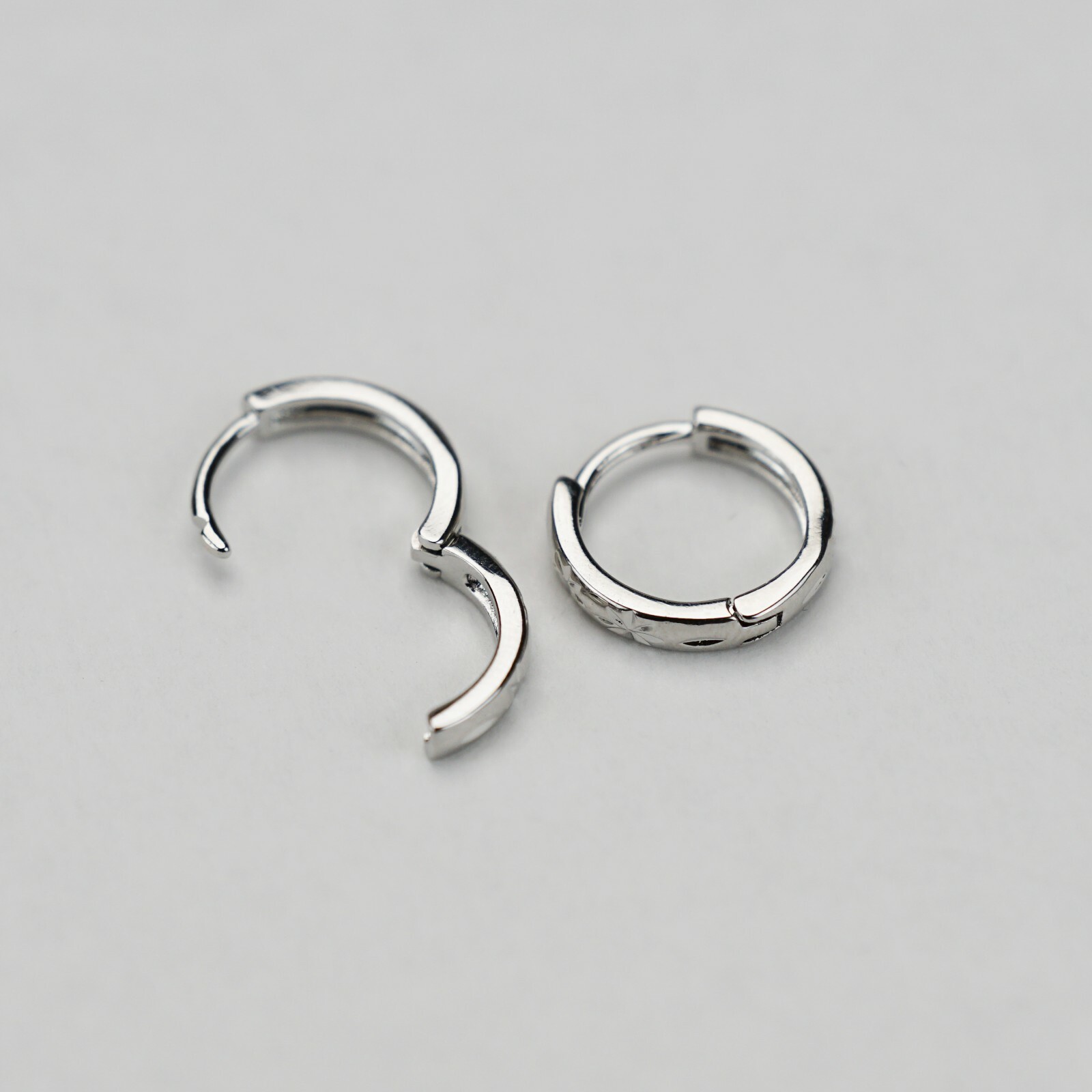 2Pcs Stainless Steel Retro Fashion Flower Hoop Huggie Stud Earrings Piercing