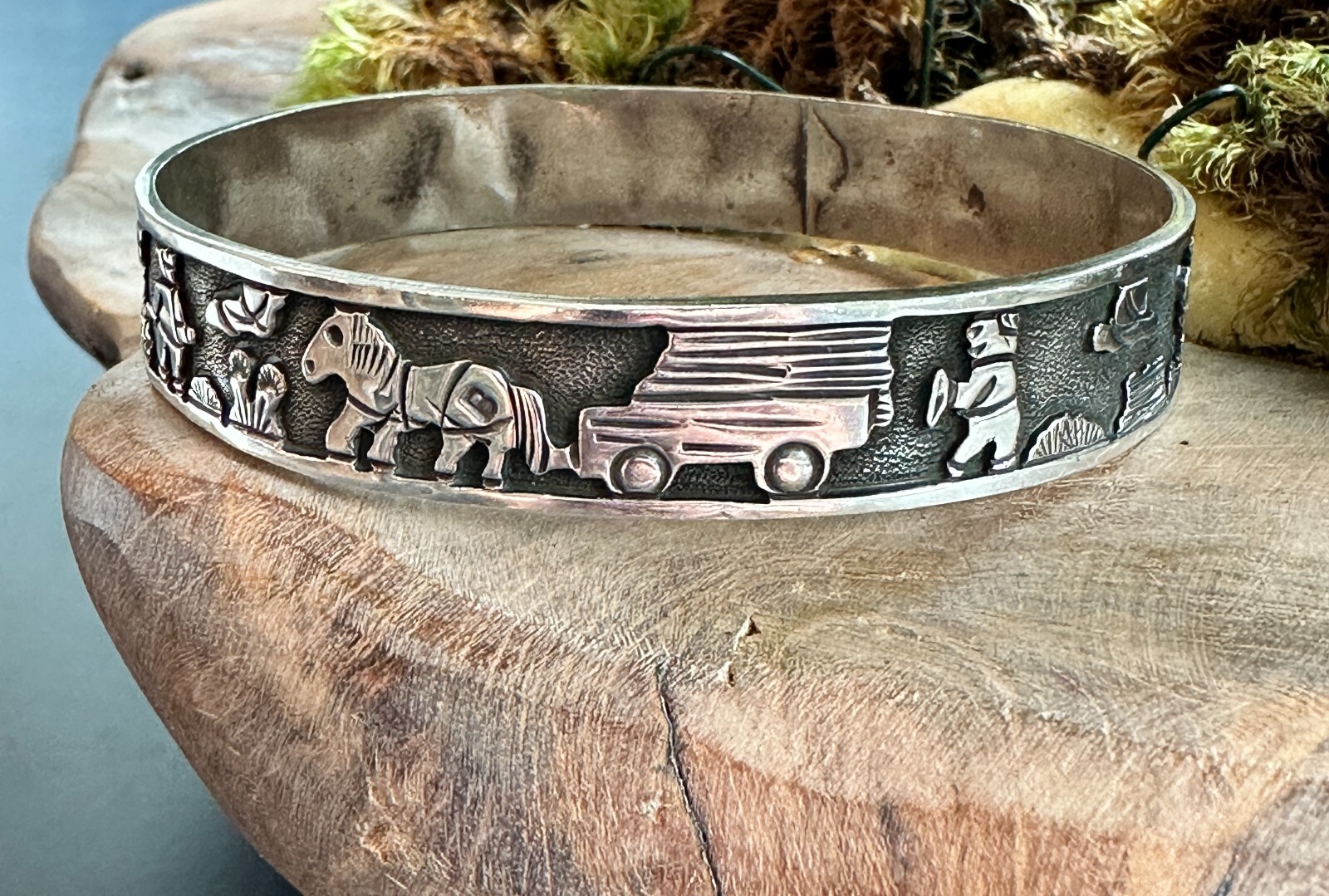 RARE Navajo FLOYD BECENTI Sterling Silver Traditional Storyteller Bangle Vintage