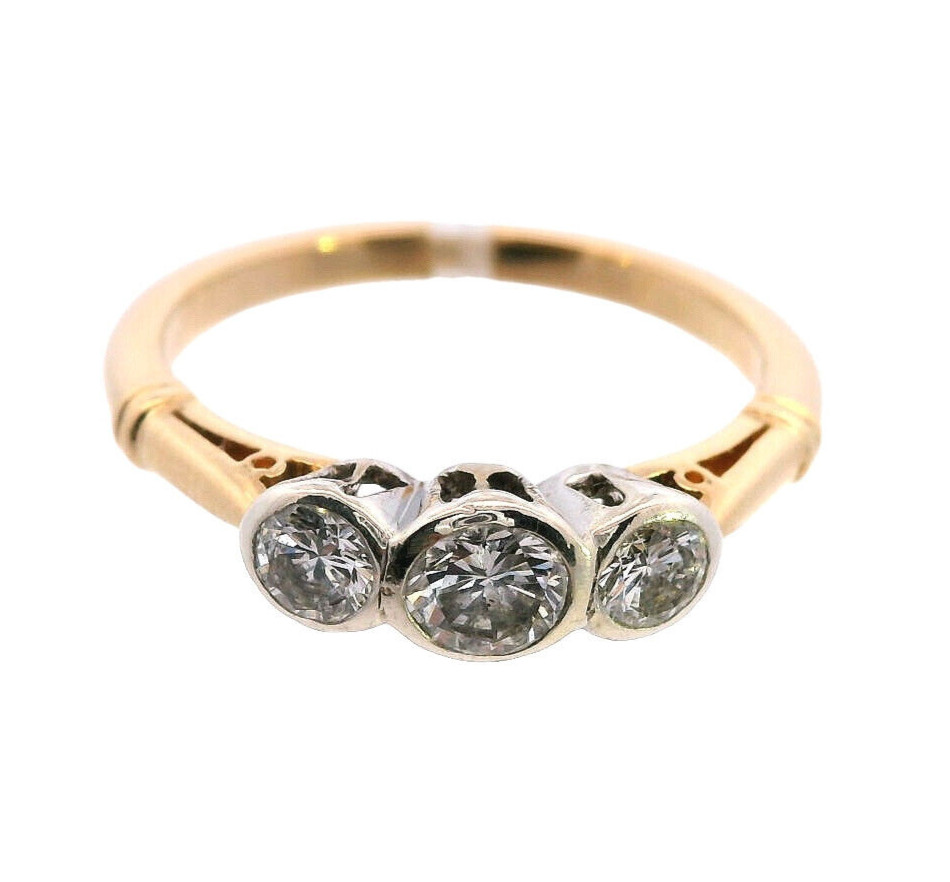 18 ct Yellow and White Gold Diamond Ring, two 0.07ct and a 0.20ct Diamonds