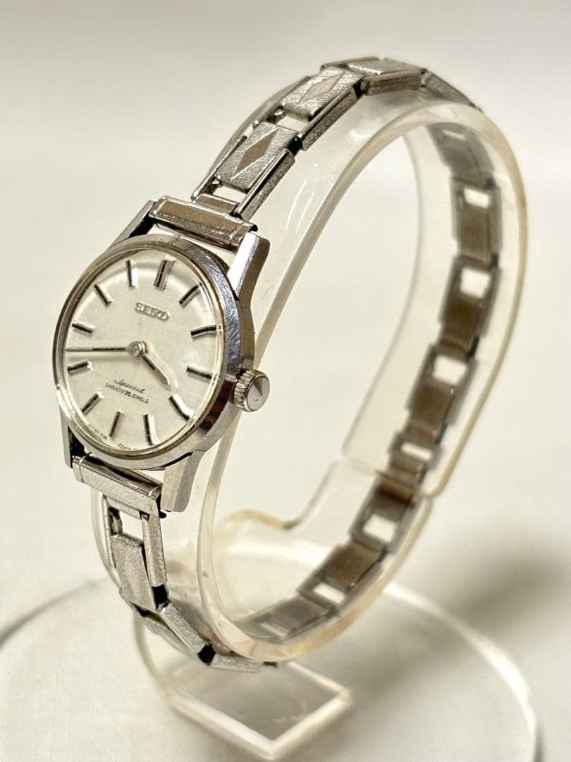 SEIKO Special 25 Jewels Manual Winding Ladies’ Watch with Medallion