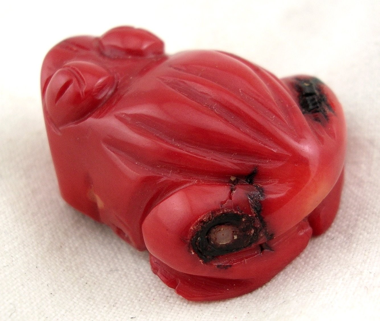 CHINA VINTAGE CORAL BAMBOO CARVED FROG PENDANT