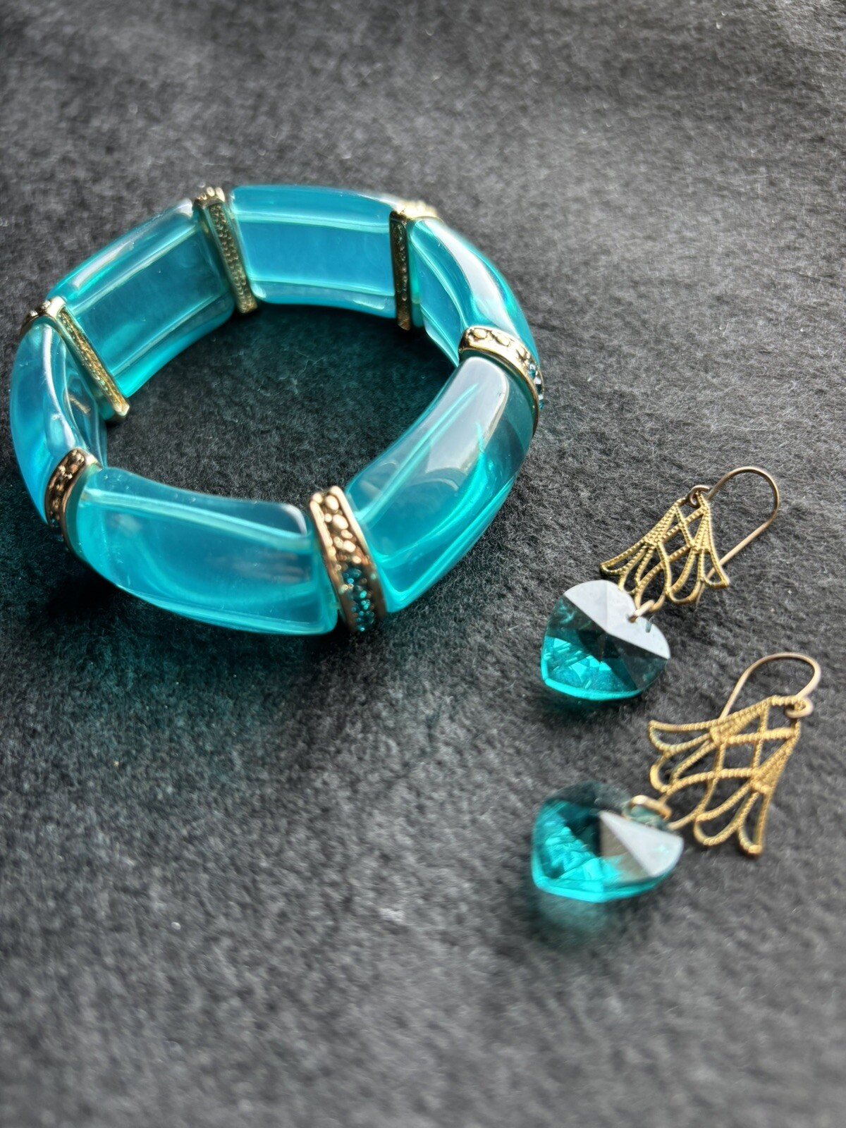 Vtg Bangle Resin & Rhinestone Bracelet W/ Heart Crystal Faceted Earrings Aqua