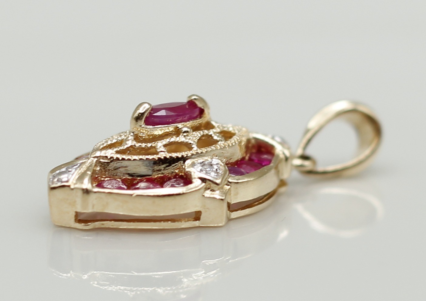Oval 14k Yellow Gold Ruby & Diamond Cluster Filigree Pendant – 3 Grams