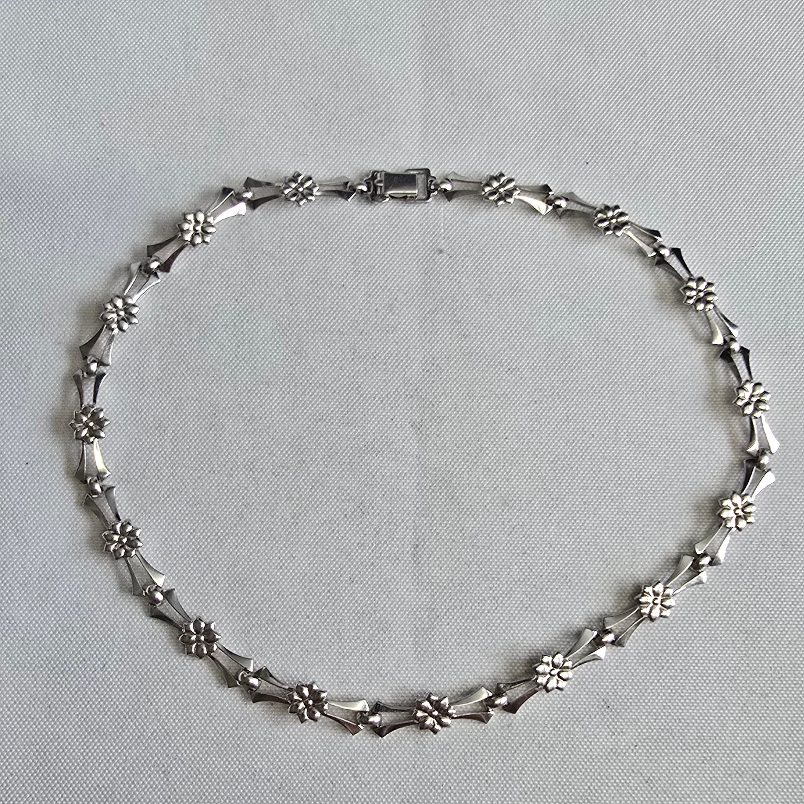 Sterling Silver Floral Necklace 14.53g Fine Jewelry 15″ Chain Flower Choker