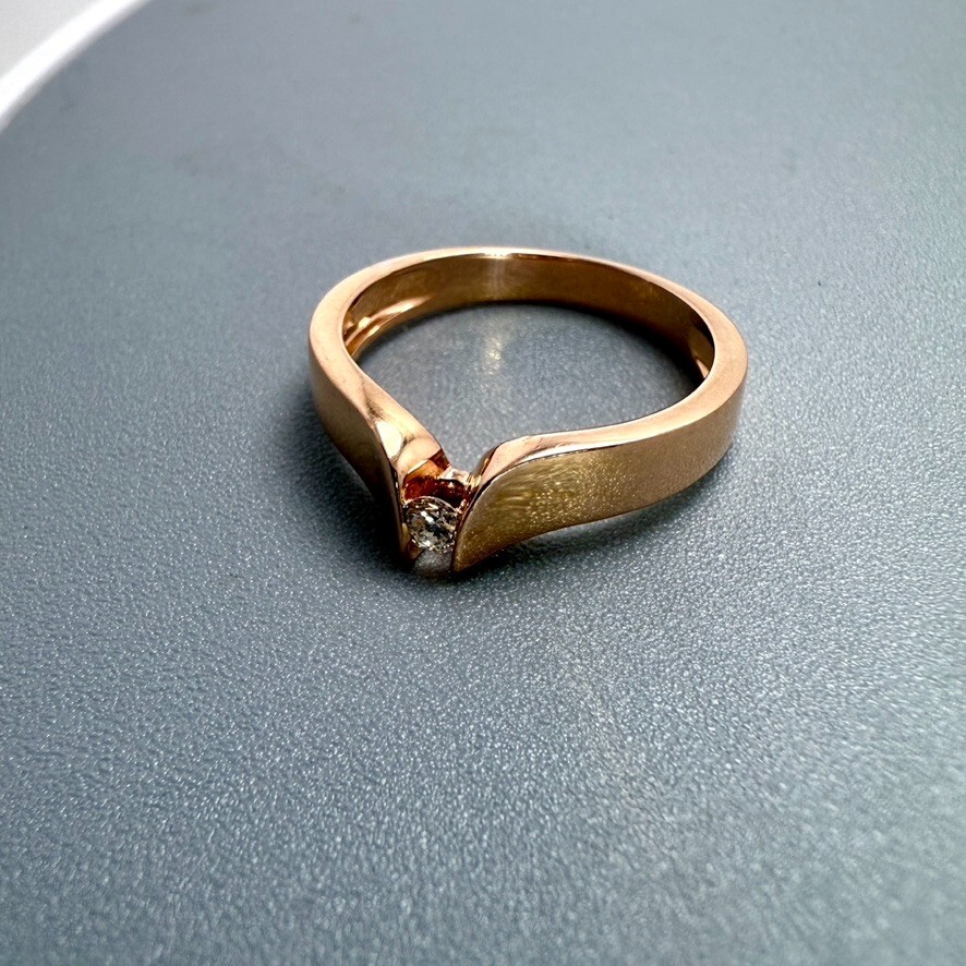 14K Rose Gold 3.0 mm V Band with .07 carat natural Diamond Size 6 3.2 grams