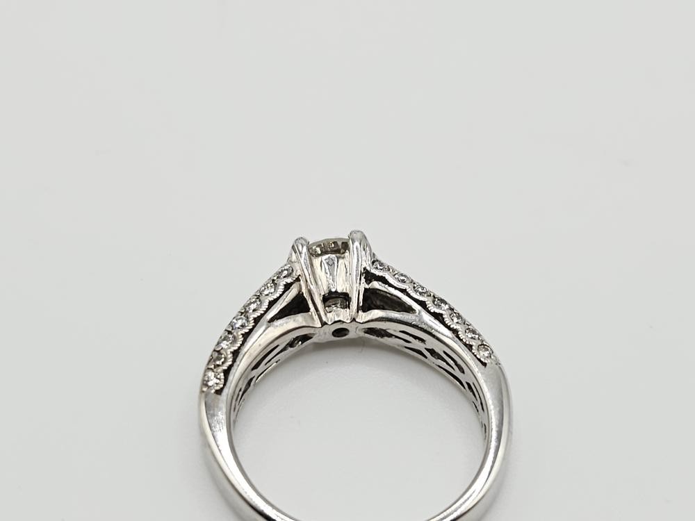 18K White Gold VVS2 H 0.90 CT Princess Diamond Engagement Ring Sz 7. (ML1077133)