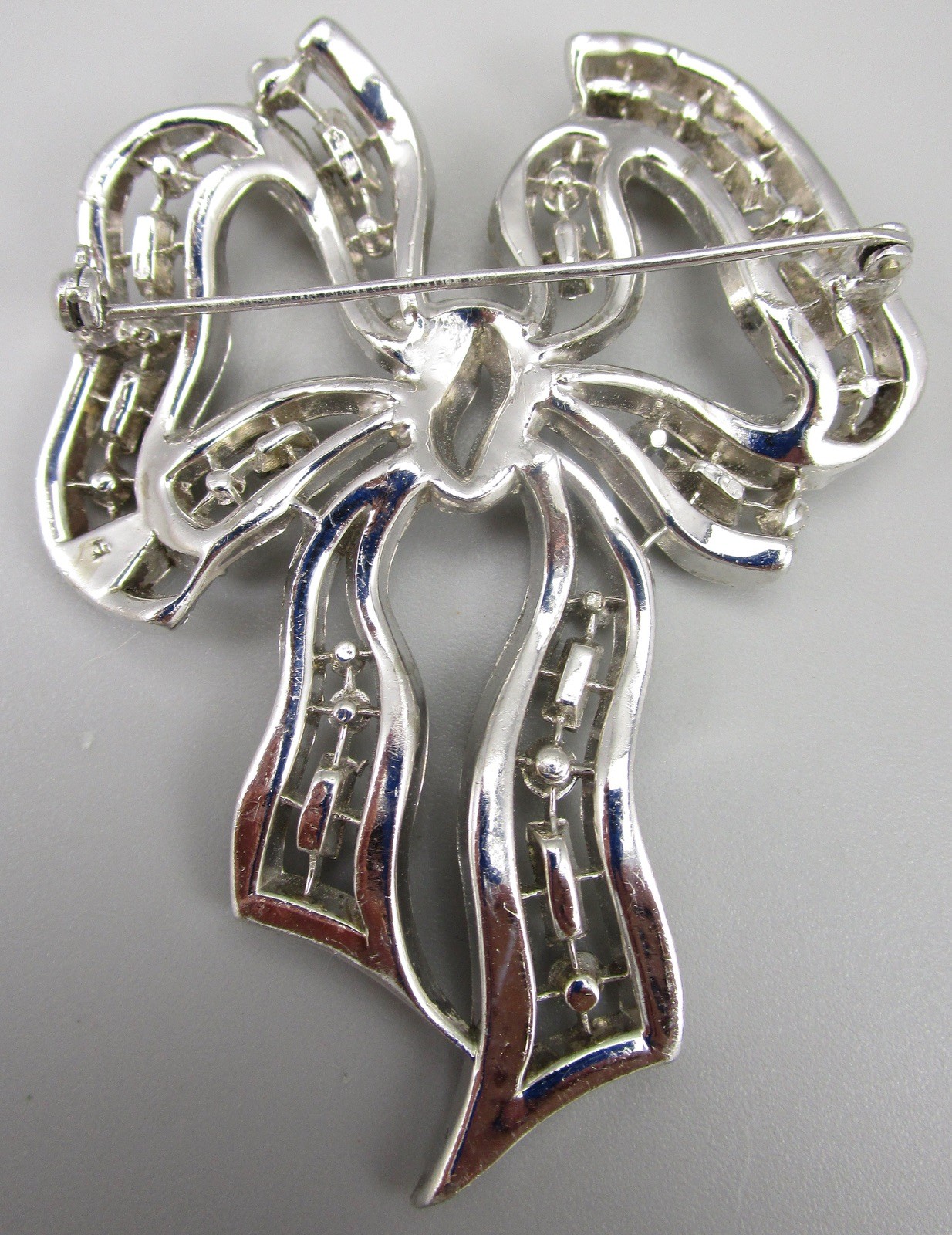 BEAUTIFUL EARLY UNSIGNED EARLY BOUCHER SILVERTONE RHINESTONE BOW BROOCH PIN