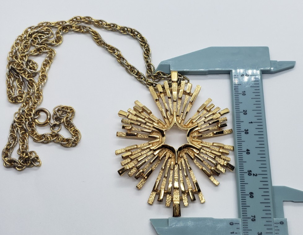 Vtg TRIFARI Goldtone Sunburst Modernist 60’s Glam Statement Pendant Necklace 25″