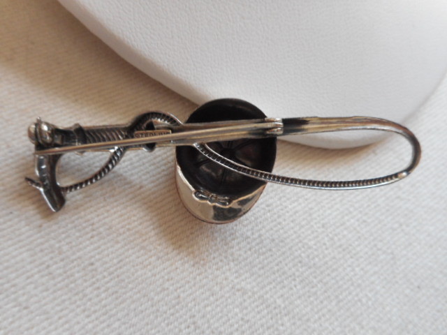 Vintage Sterling Silver 925 Cap & Riding Crop Brooch RE3619