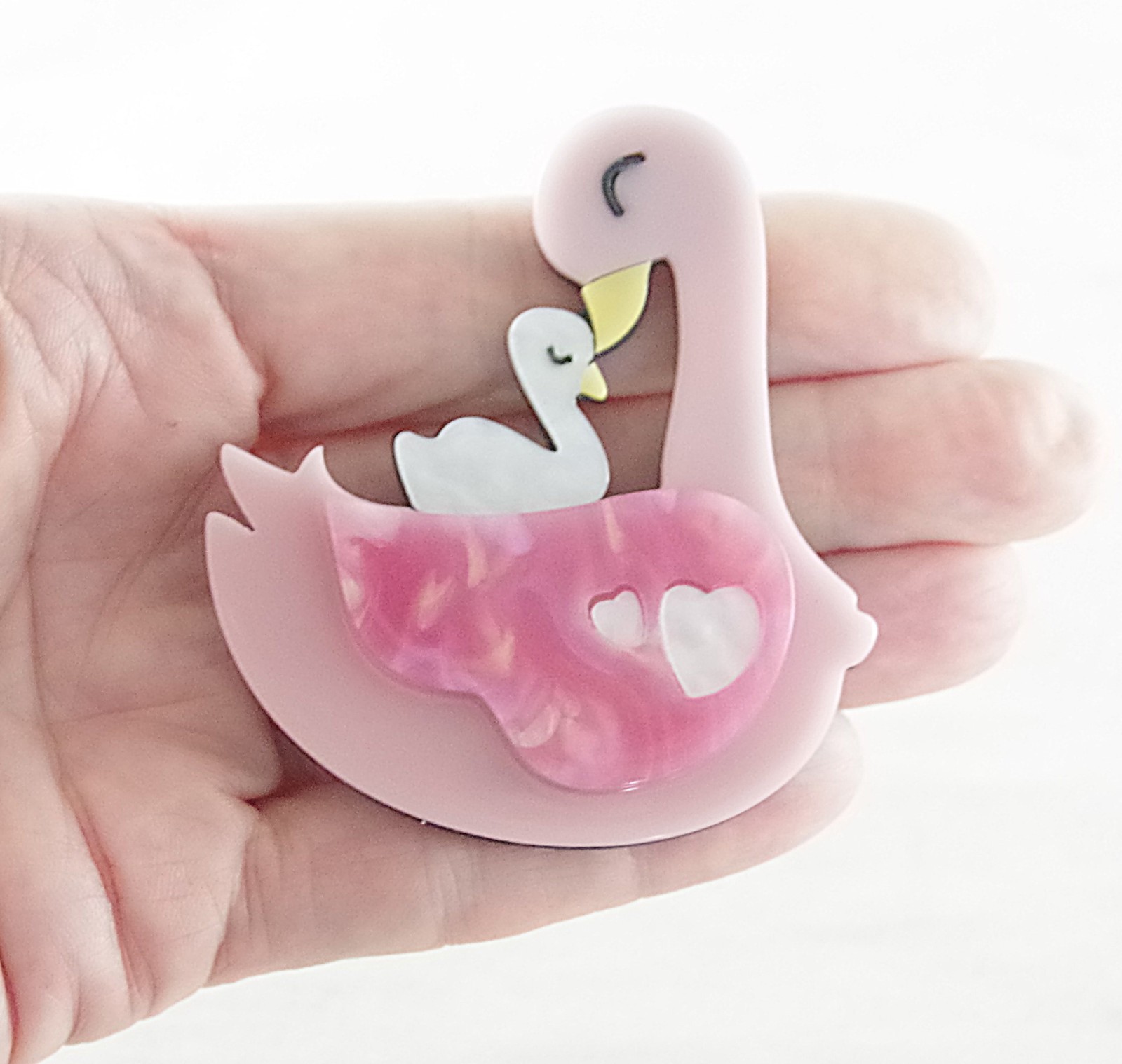Cute! 2.5″ NWOT MOTHER & BABY SWAN BIRDS LAYERED ACRYLIC MOTHER’S DAY BROOCH PIN