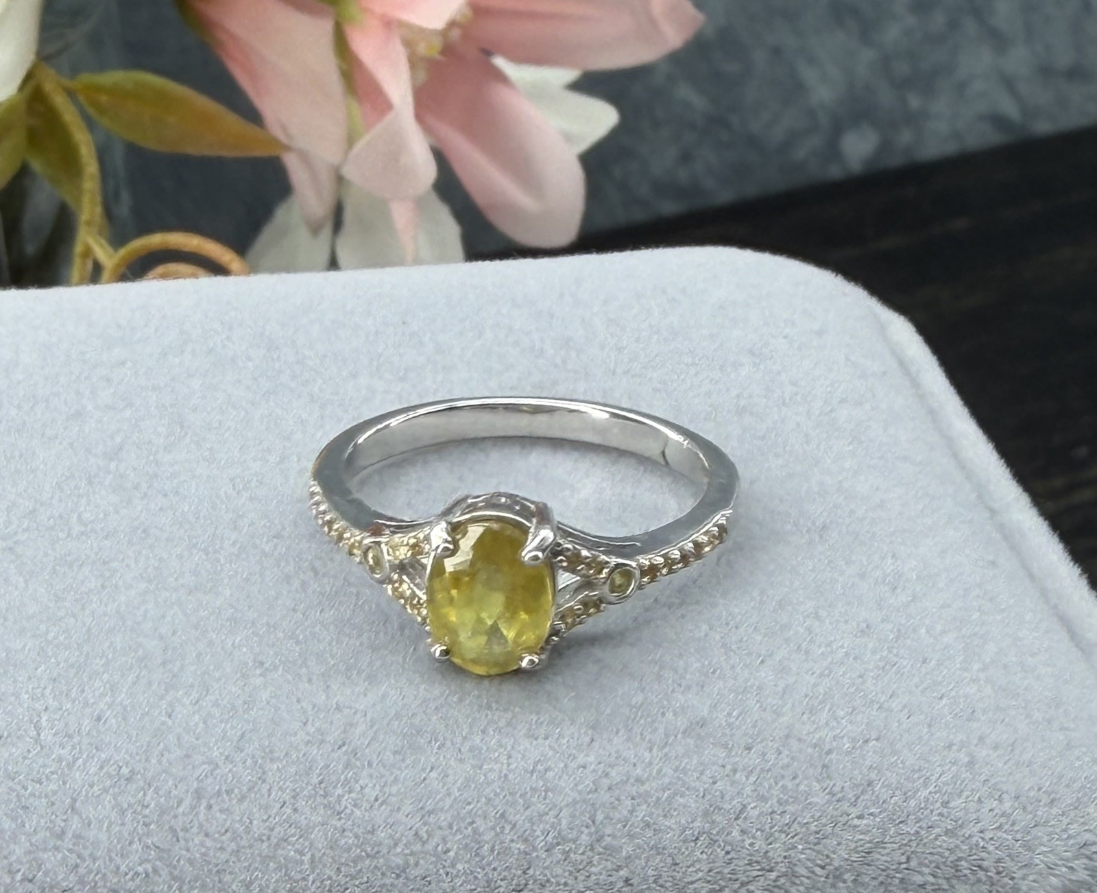 Stunning Natural Yellow Sapphire w/ sapphire accent Ring 925 Sterling Silver sz8