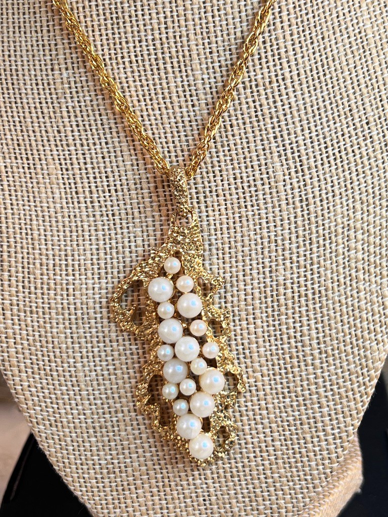 Vintage Necklace Elegant White Faux Pearls 18″L Chain 2.5″ Pendant NOS