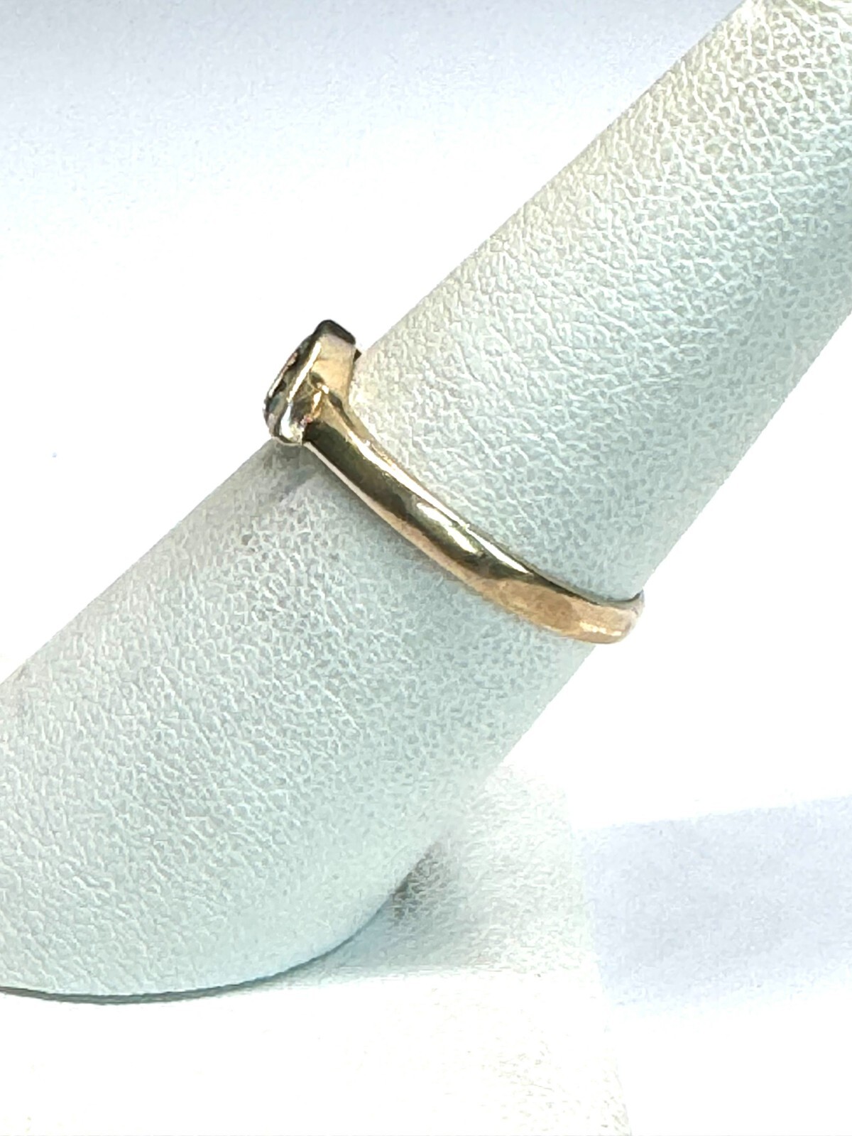 1OK YELLOW GOLD AND COLORLESS GEMS RING SIZE 7