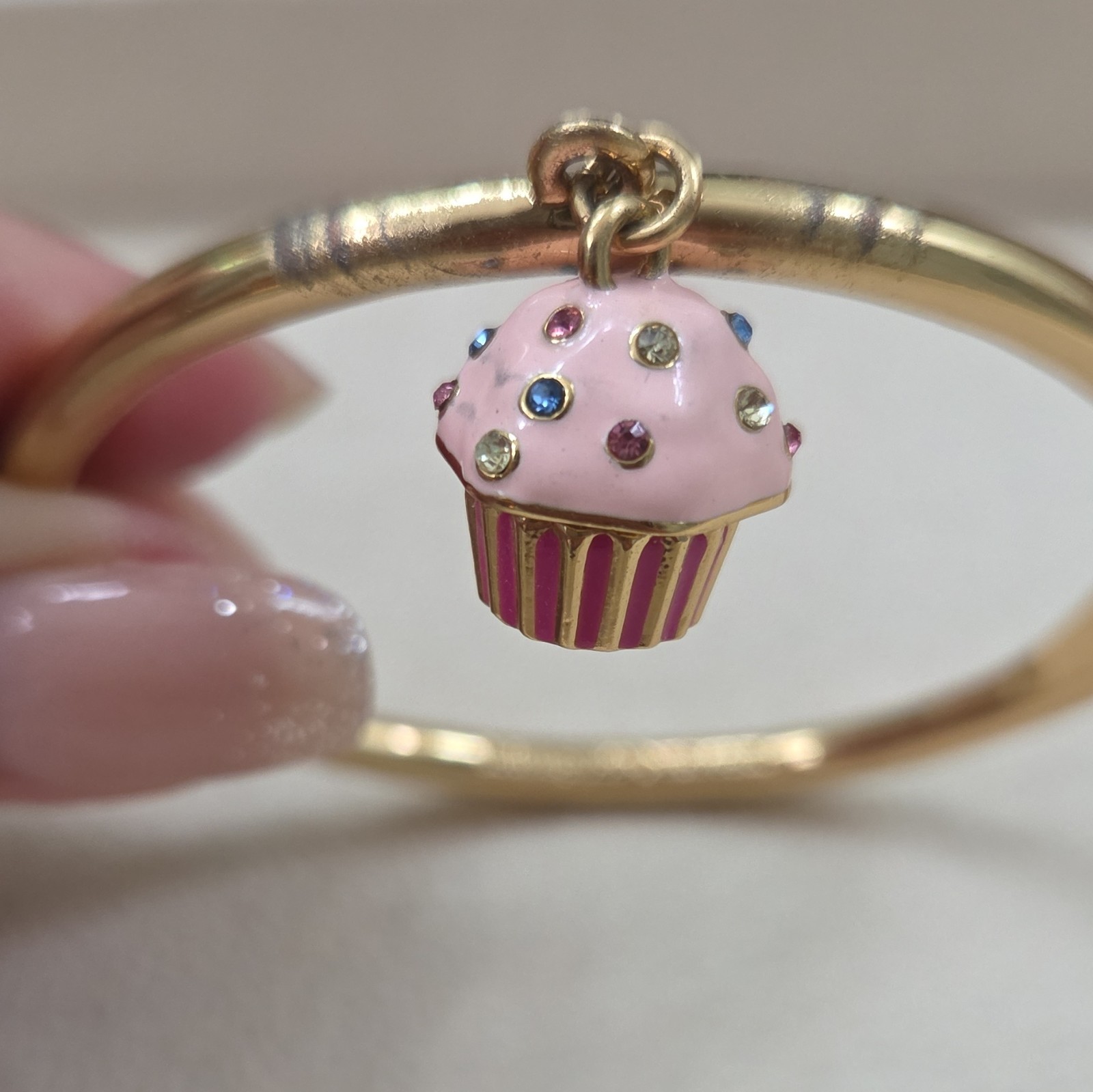 kate spade new york Signed Gold Tone Hinged Bangle Bracelet Pink Cupcake Charm