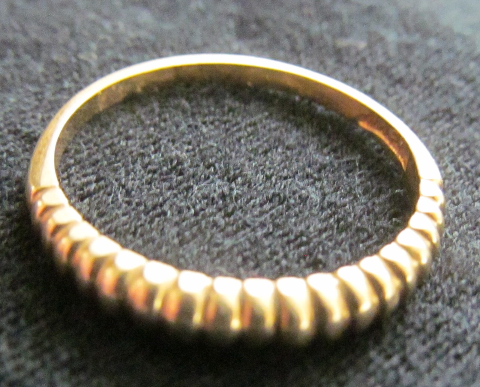 EHJ Beautiful 14k Yellow Gold Ribbed Band Ring Size 7 3/4 Weighs 2 grams