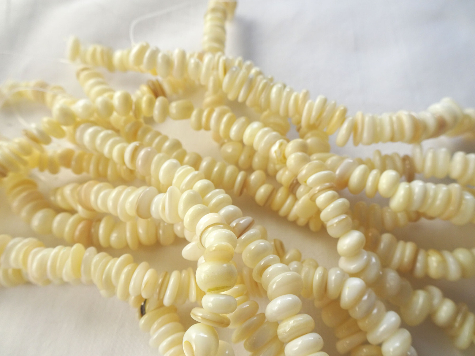 15 3/4″ Strand Shell Beads Smooth Rondells Light Yellow 5-8mm Wide A507 DNG