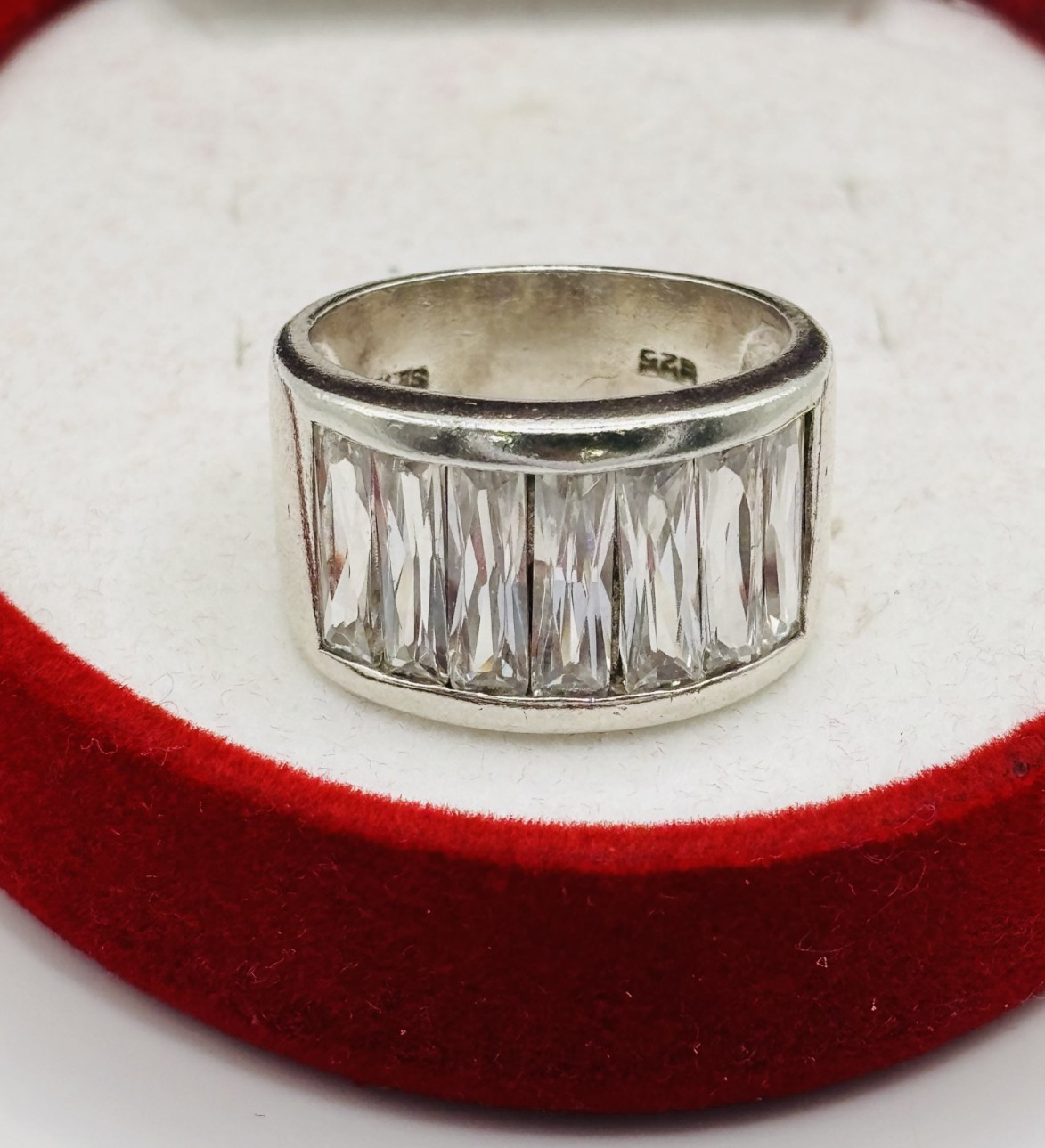 925 silver ring 8.8grams cz stones size 8
