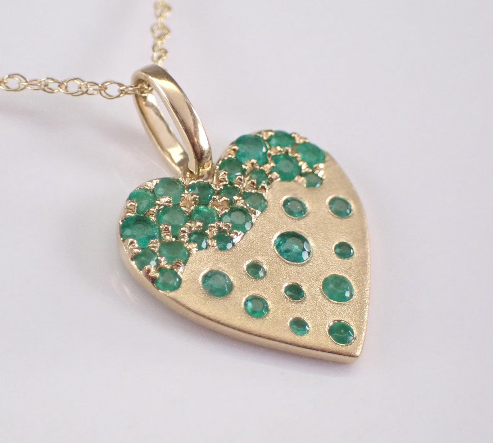 0.60Ct Round Cut Lab Created Green Emerald Heart Pendent 14k Yellow Gold Plated.
