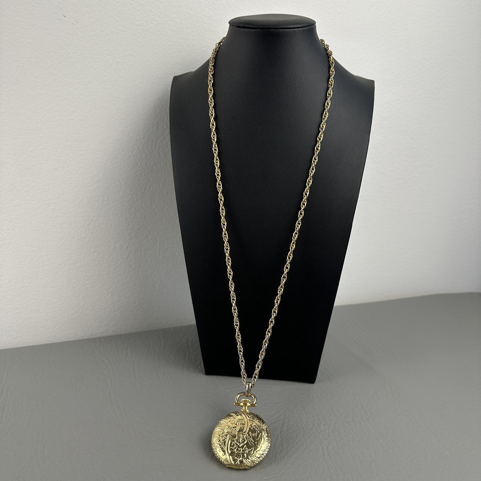 Vintage Locket Pendant Necklace Gold Tone Floral Engraved Round 25 “