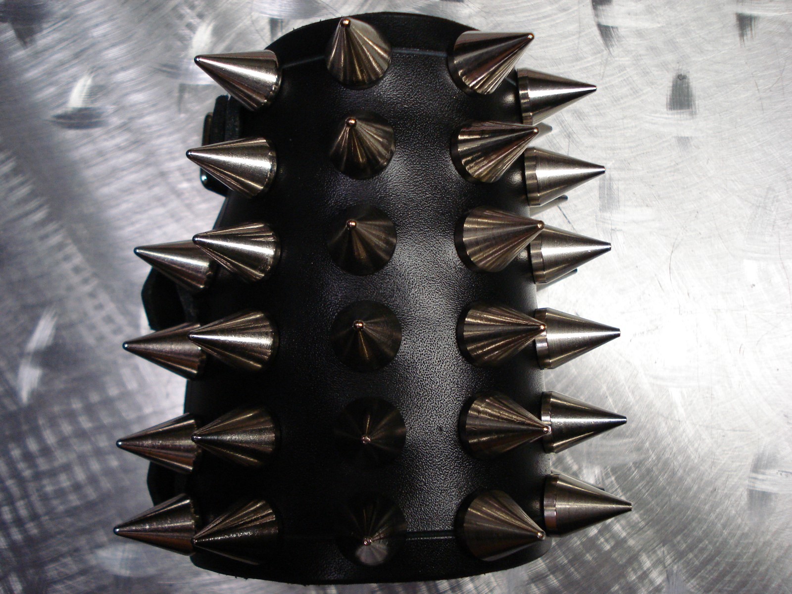 LEATHER BRECELT BULLDOG SPIKES. BLACK METAL …..(MDLG0313)….. PAZUZU