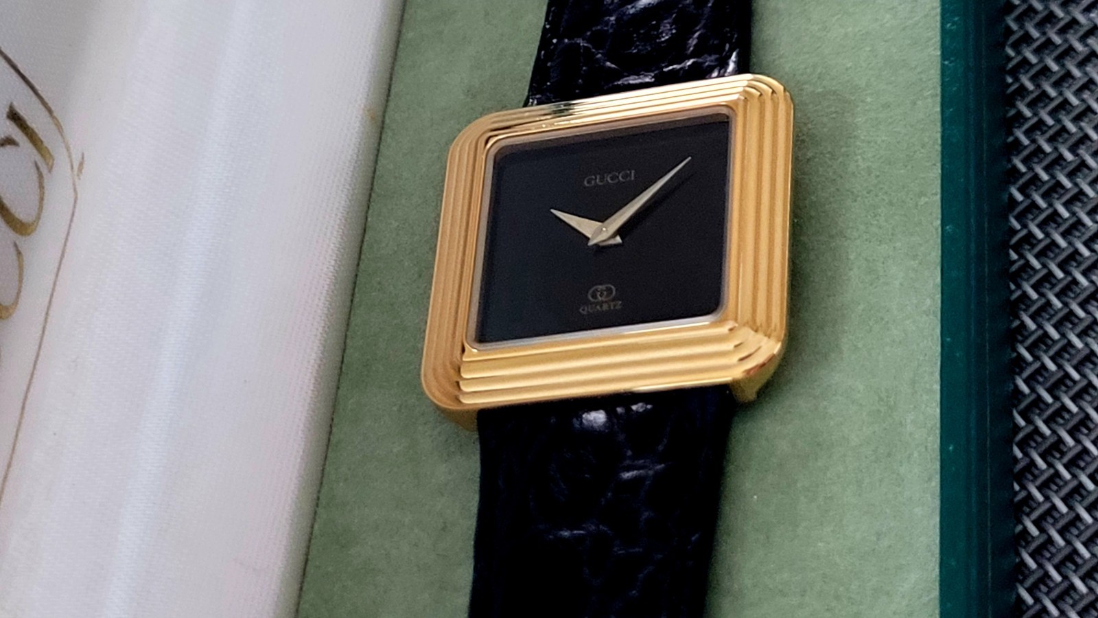 Gucci Ladies💃Watch,Authentic Swiss Made,Beautiful,Scratch Free Crystal,28MM CS