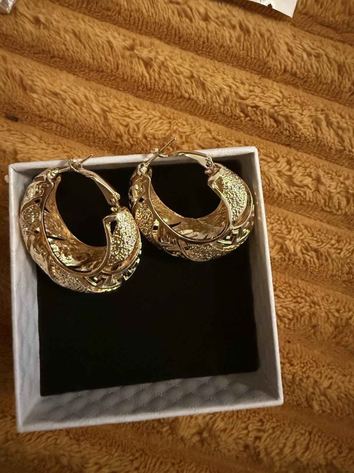 Gold Tone Textured Pattern Hoop Earrings Latch Back Closure Round No Stone