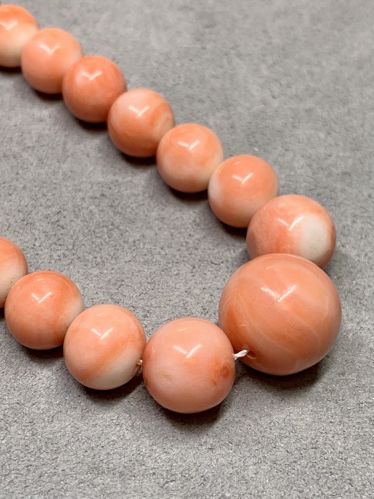 Vintage 1960’s 18K Yellow Gold Pink Coral Graduating Beaded Necklace 13.50mm 20”