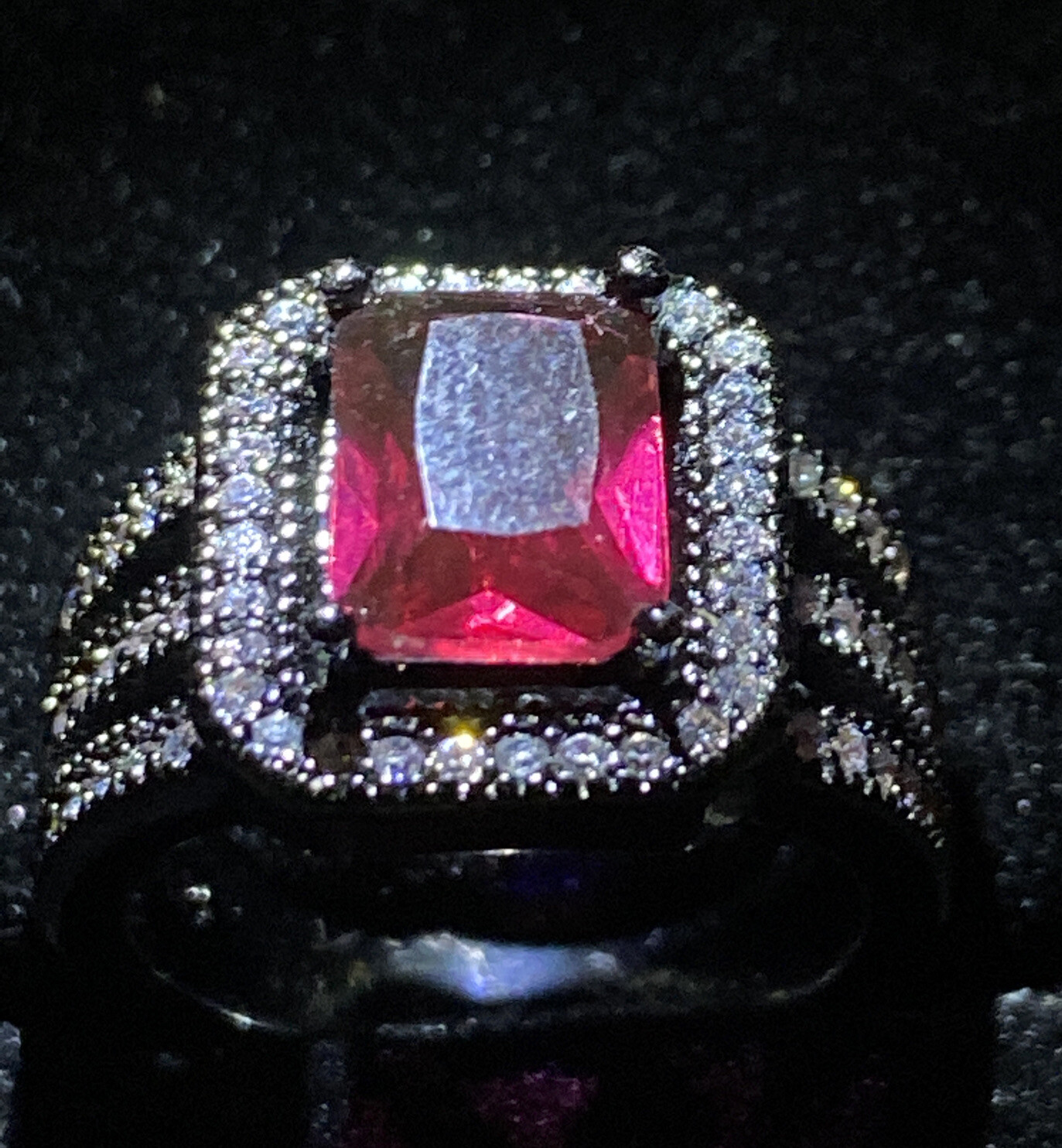 BLACK GOLD FILLED RING. RUBY RED STONE & Crystal DIAMANTE.WIDE BAND. SIZE L 1/2