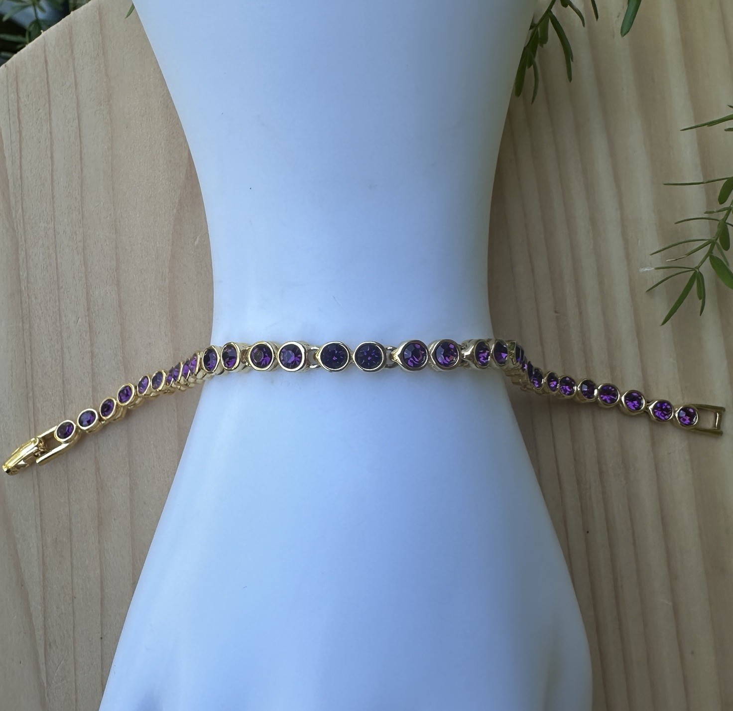 VTG Tennis Style Bracelet 7.25 Fold-Over Clasp Purple Crystals Yellow Gold Plate