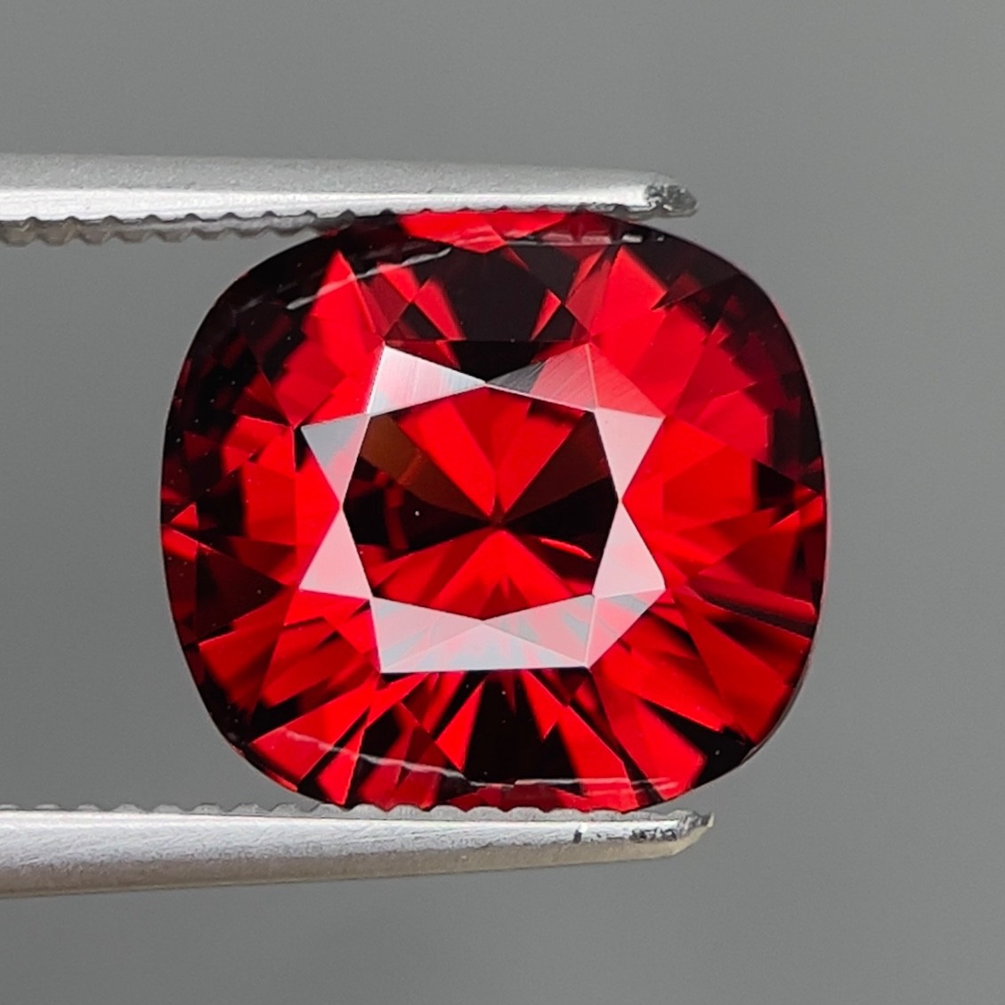 Natural Rhodolite 4.29 ct / Madagascar