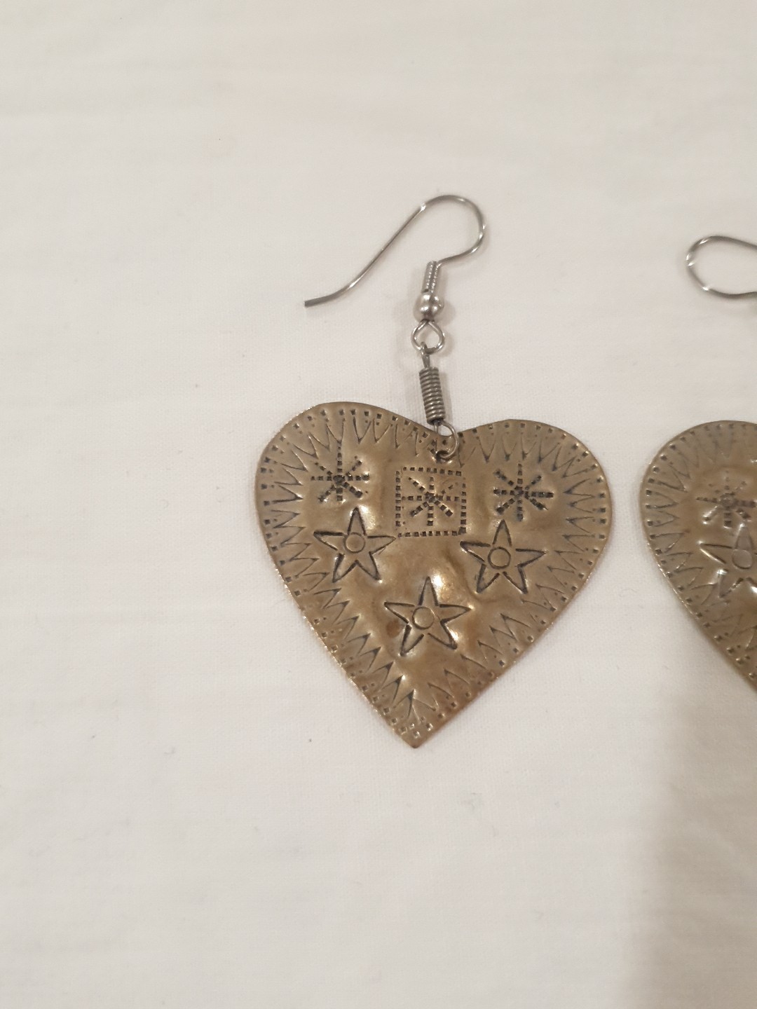 Sweet 1980s stamped metal heart earrings with french hooks Boho Folk-Art EUC