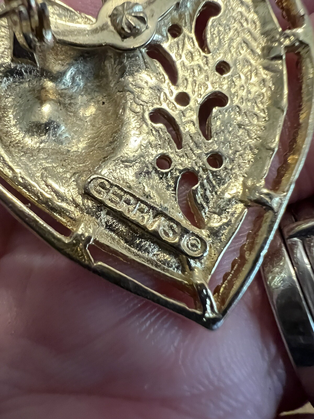 VTG GERRY’S GOLDTONE HEART PIN RHINESTONE ACCENT