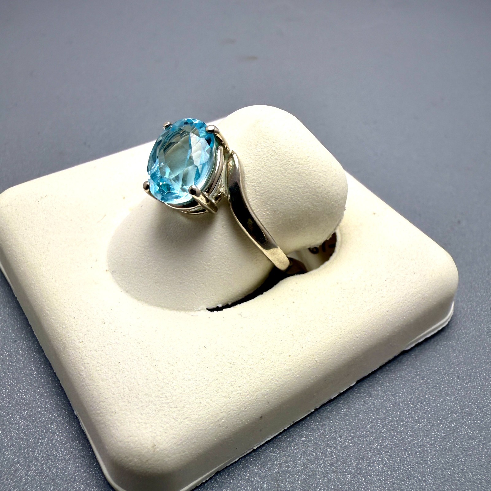 .925 2.4 grams Sterling Silver 9x7mm oval sky Blue Topaz ring Size 6.25