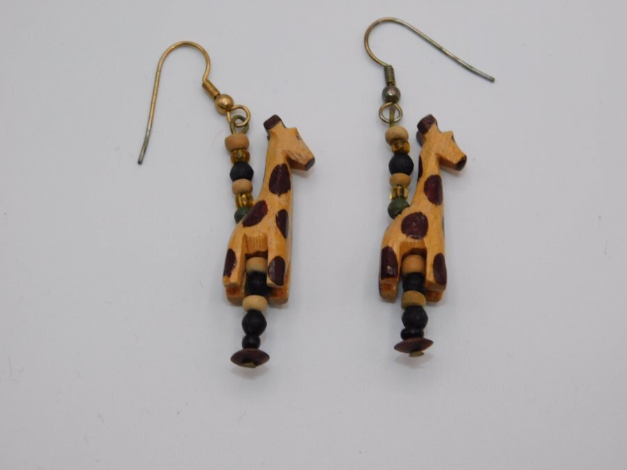 J26-VINTAGE PIERCED EARRINGS~HAND CARVED GIRAFFES~2.25″ DANGLE
