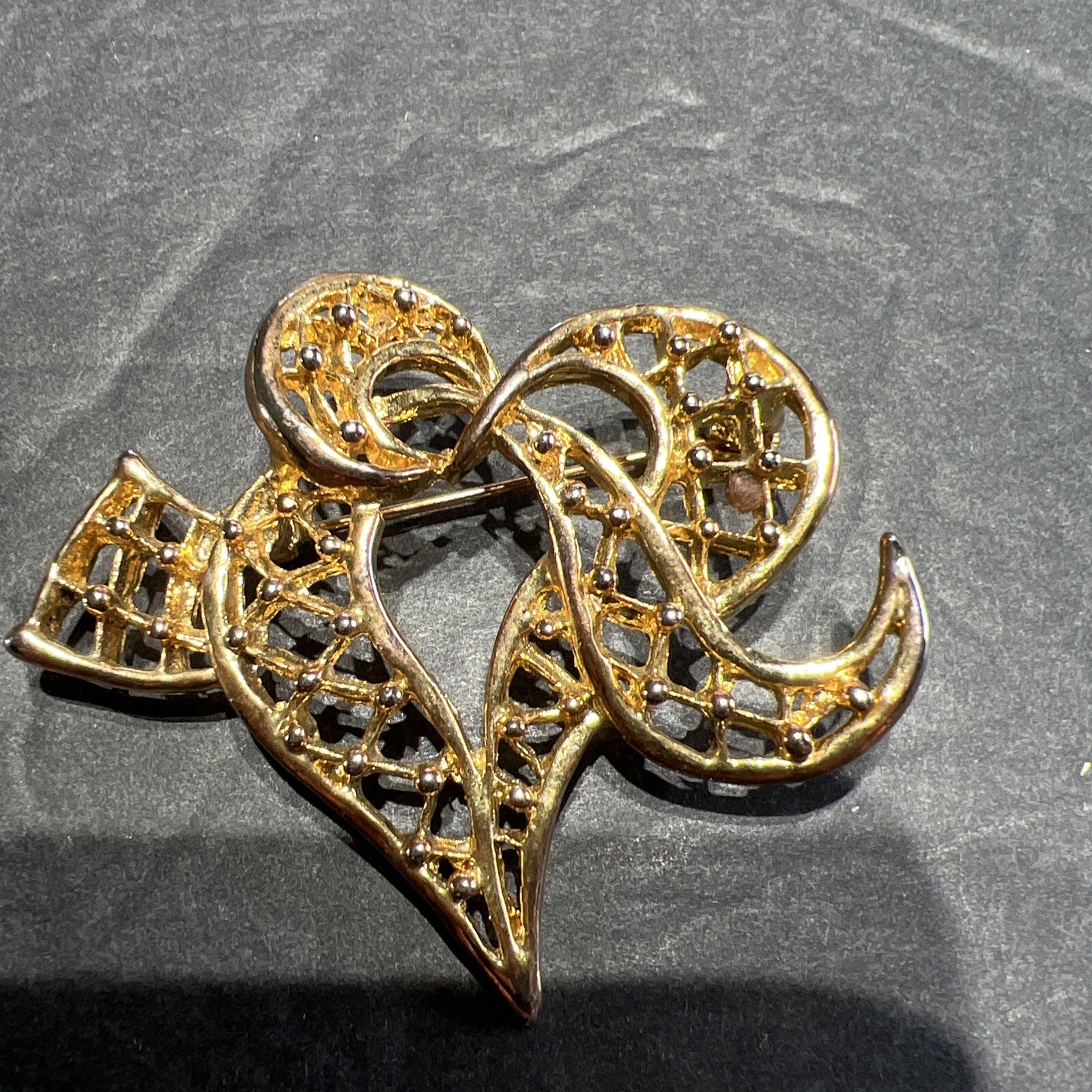 Vintage 90’s Style Gold Ribbon Brooch. Lot 177