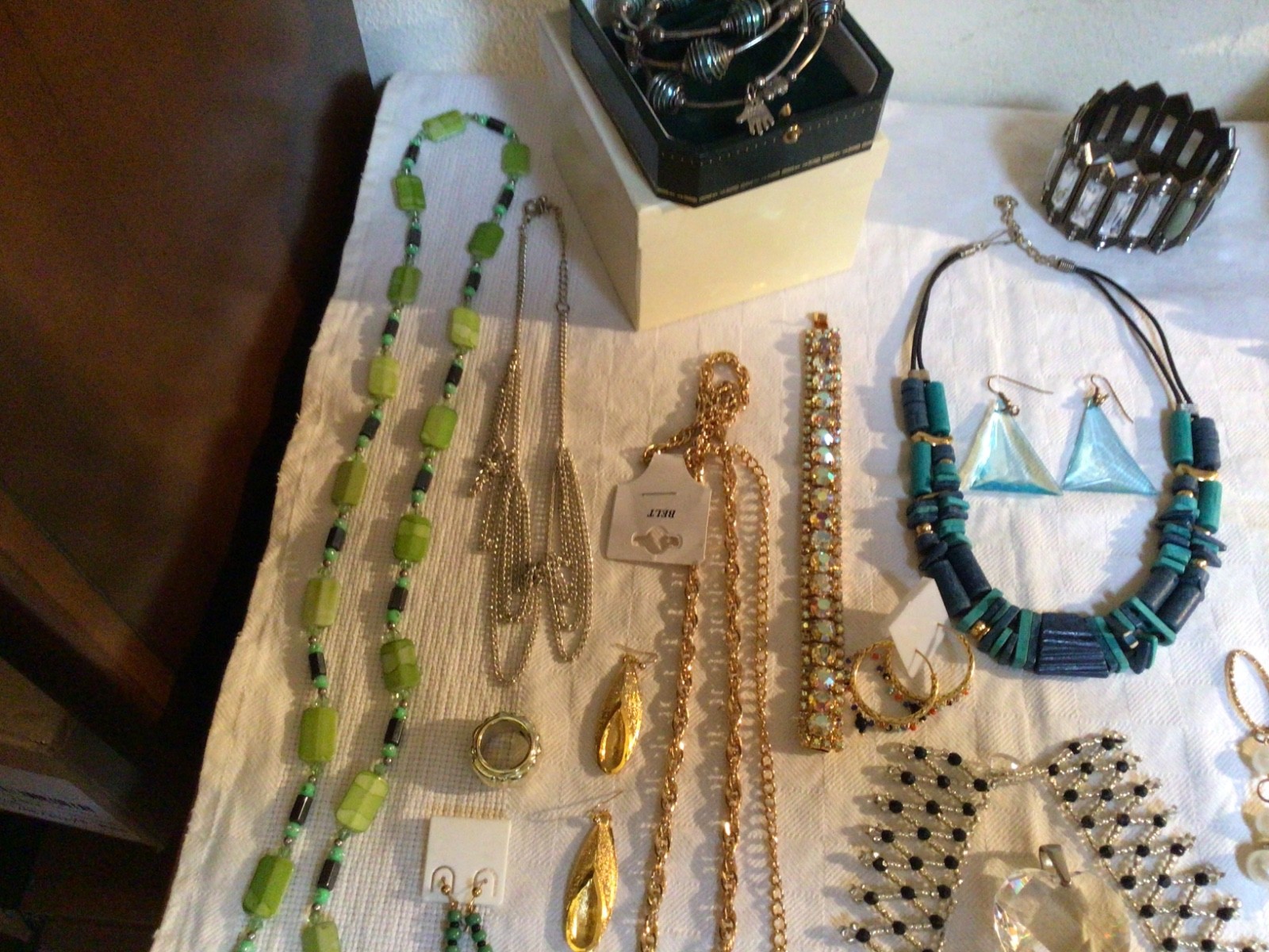 MAX LOT WITH NATURAL RED CORAL BRACELETS NECKLACES EARRINGS WITH BOXES