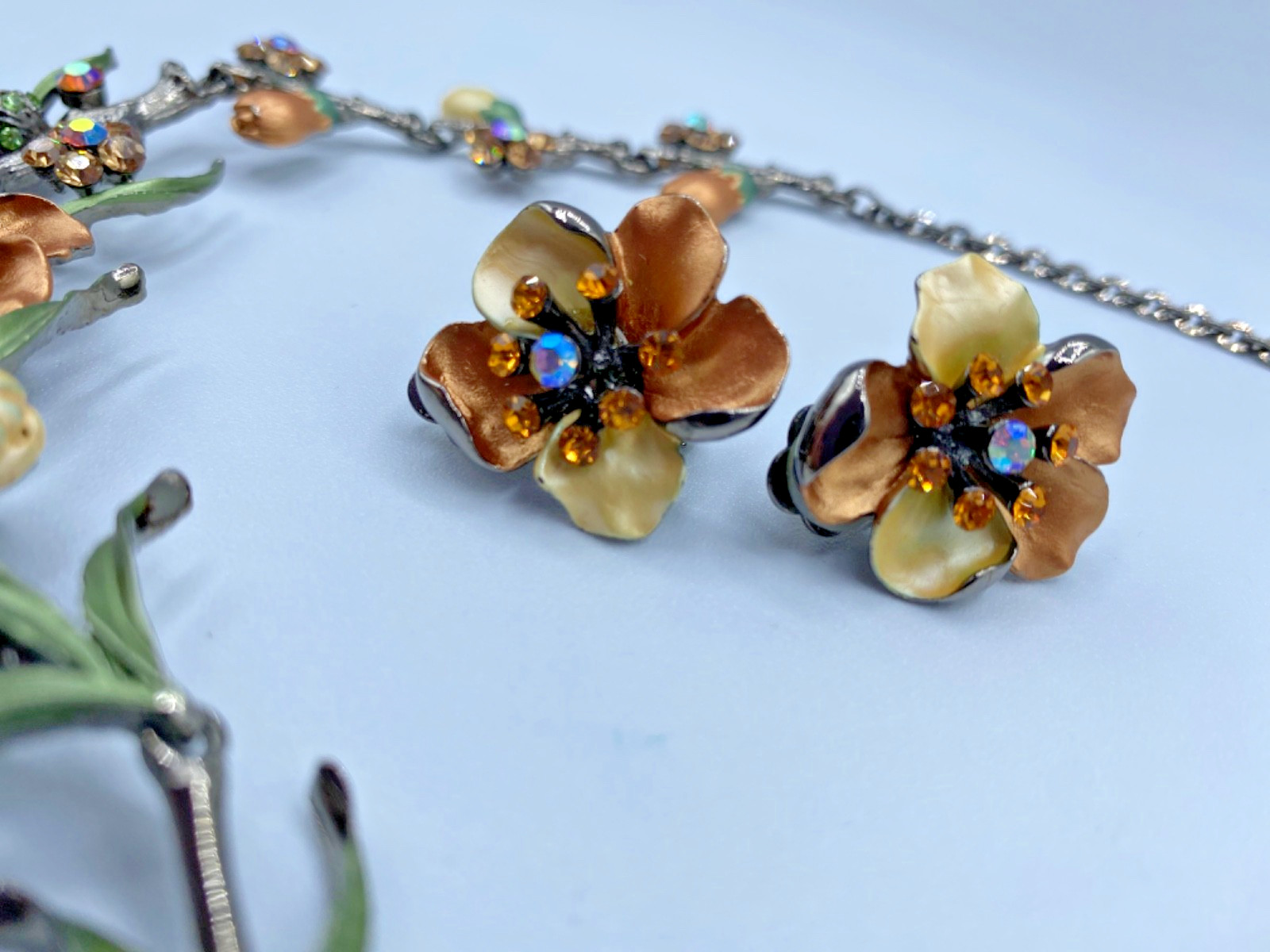 VTG 3D Metal Flowers Colorful Resin Crystal Vine Necklace Earrings Set Clip On