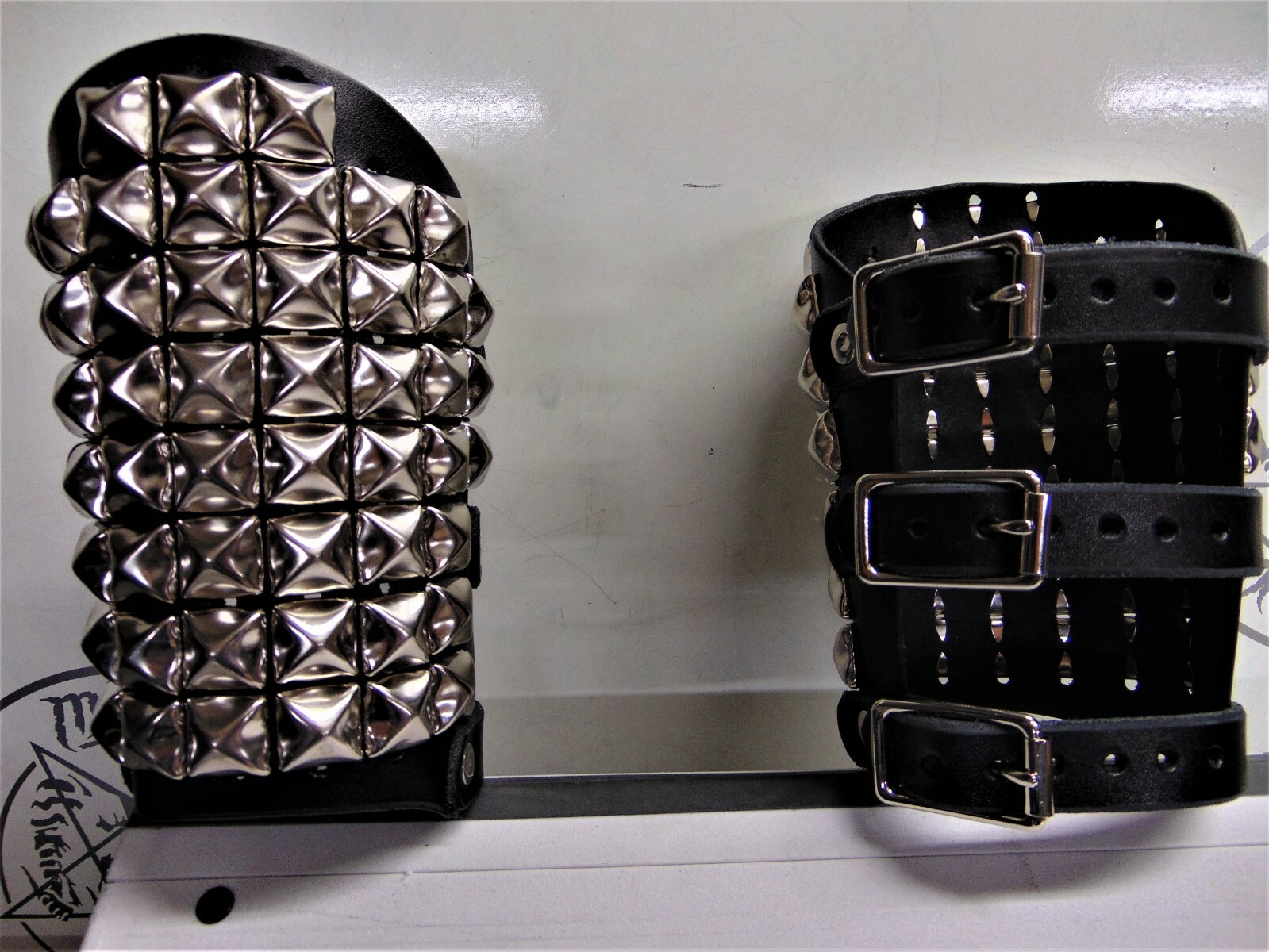 BLACK STUDDED LEATHER GAUNTLET. BLACK DEATH (MDLG0243)….. EXITER