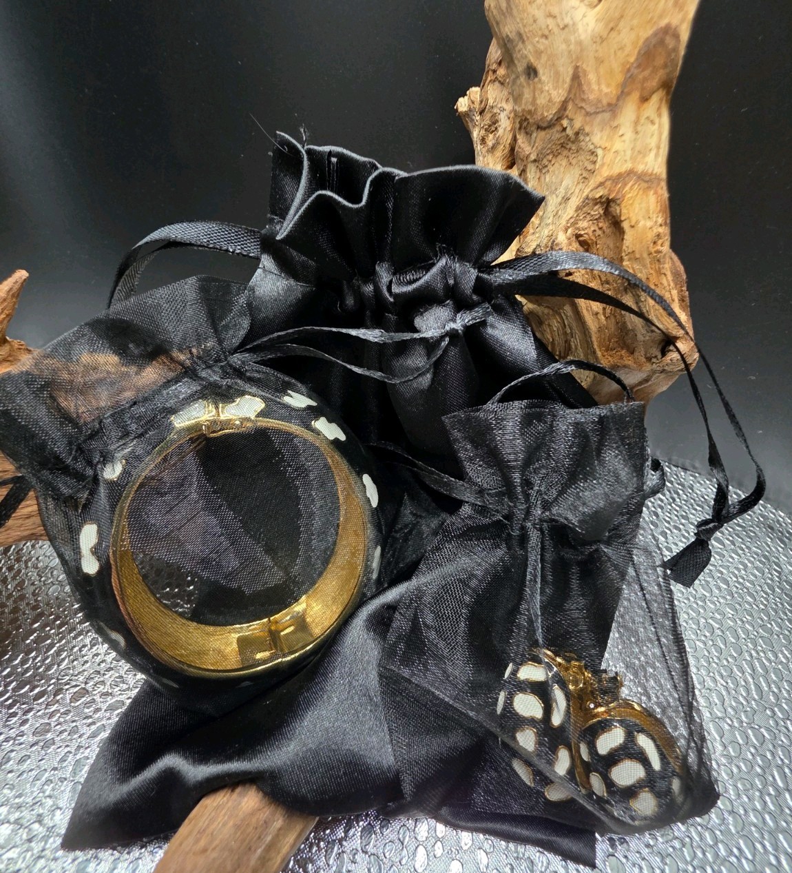 CINER Black & Ivory Enamel Hinged Bracelet & Clip-On Earring Set Vint Signed ✨️