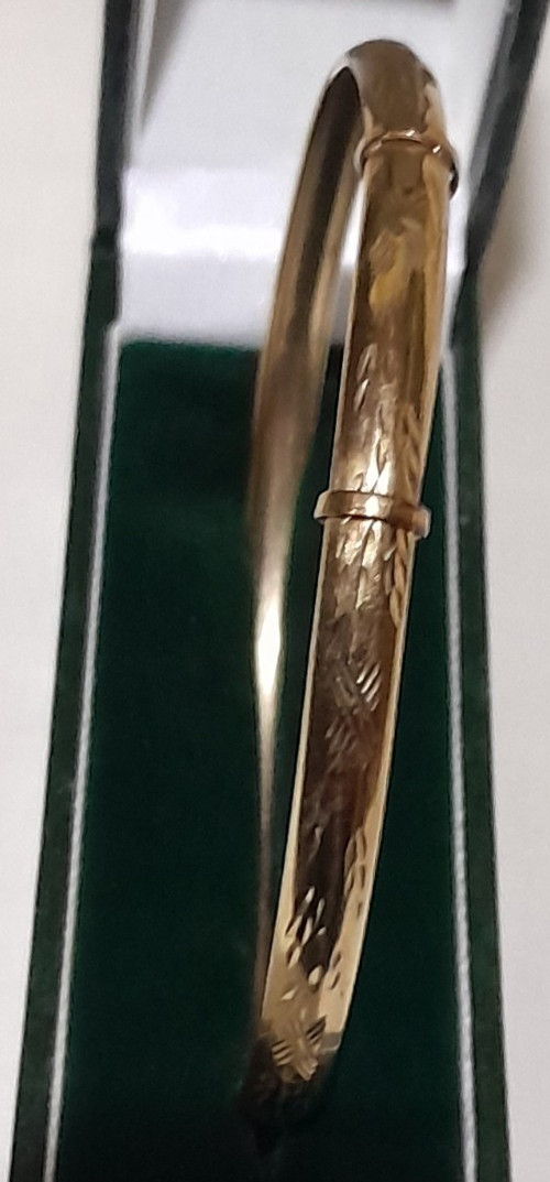 LARGE 9ct Gold ‘ADULT’S EXPANDABLE DIAMOND-CUT’ 8 inch Round BANGLE. 4.90 grams