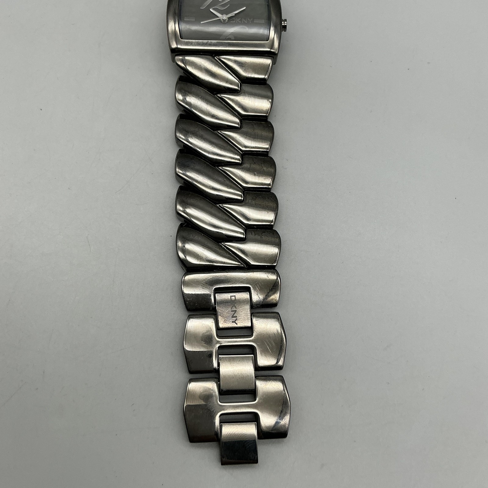 DKNY Womens Watch 33mm Silver Tone Stainless Bracelet W-2233 New Battery 7.5″