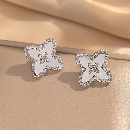 Moderate Luxery White Flower Stud Earrings With Diamond Inlay And Border