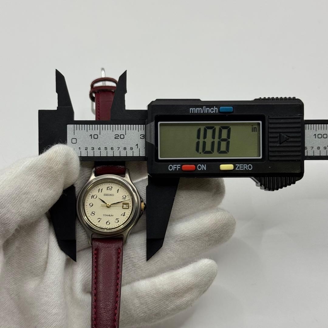 Excellent condition, fully functional SEIKO titanium quartz wristwatch with new