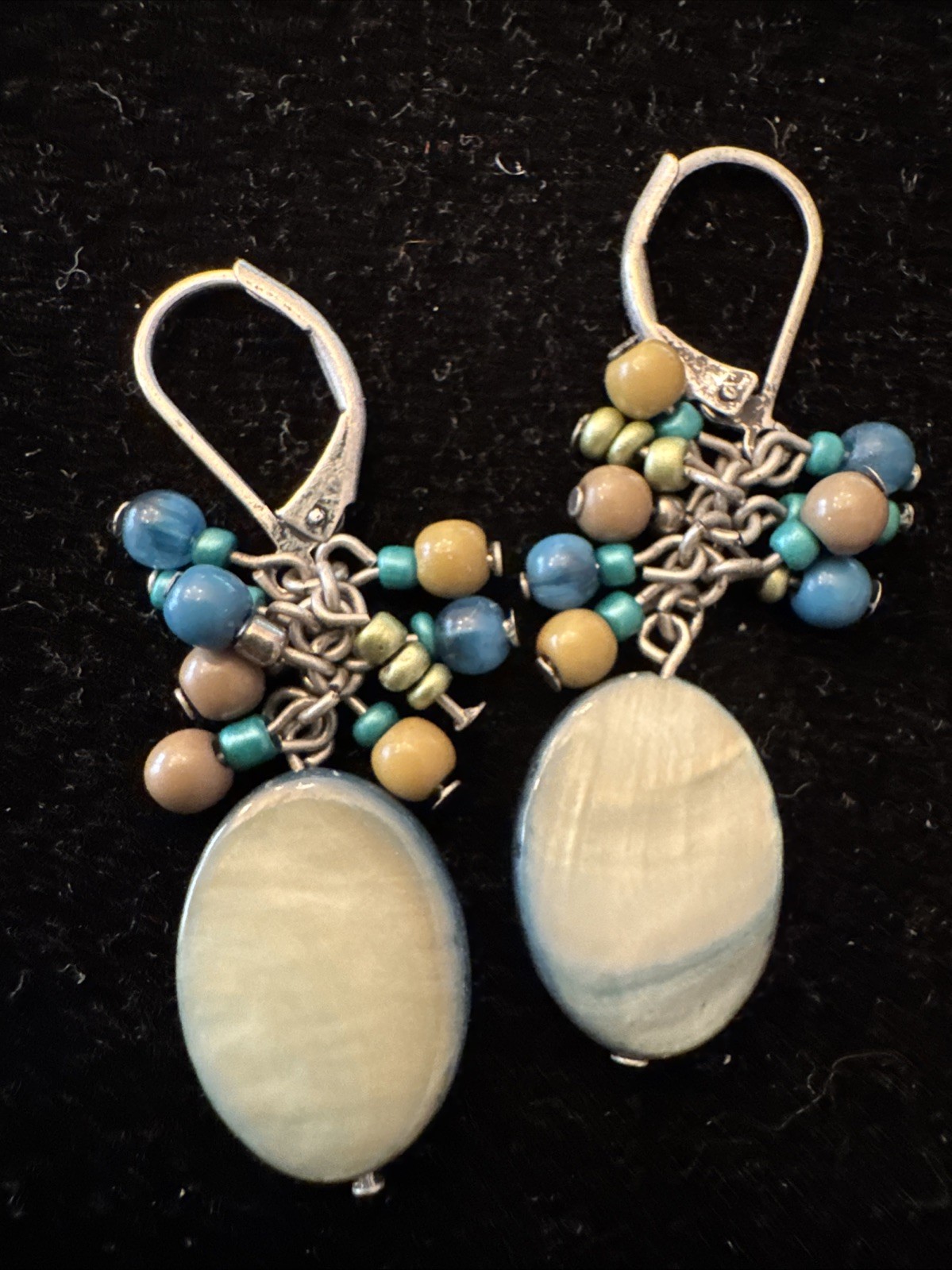 Vtg Dangle/Drop Earrings Gray Oval Shell With Bead Accents Hook Closure 2”. 997