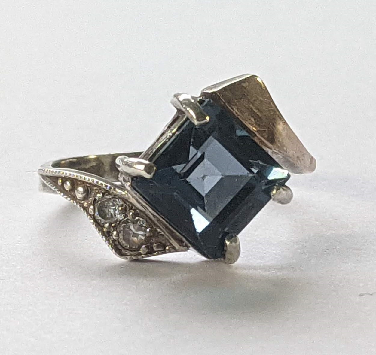 Vintage ring sterling silver 925 Size 8.5 Weight 3.29 g. Blue gem. Gold insert.