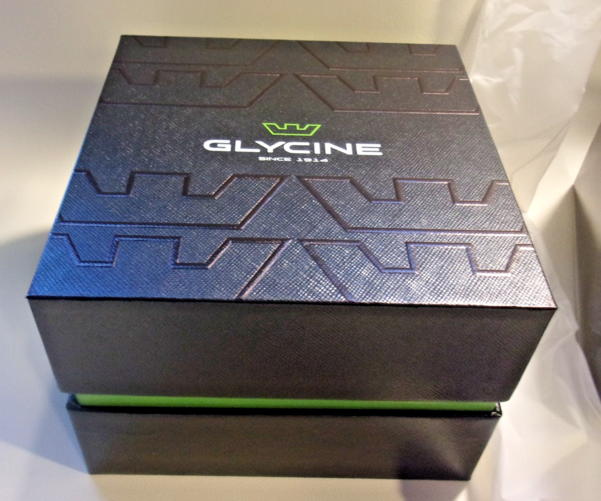 Glycine Airman World Timer GL1022, Quartz. Dual time. Blue. 41mm. New in box.