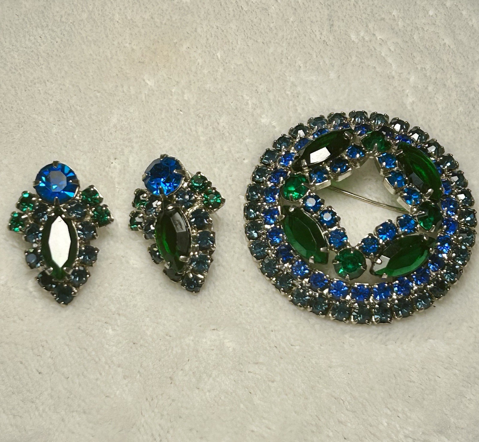 Vtg Juliana DeLizza Elster Blue Green Rhinestone Brooch Earrings Set Demi Parure